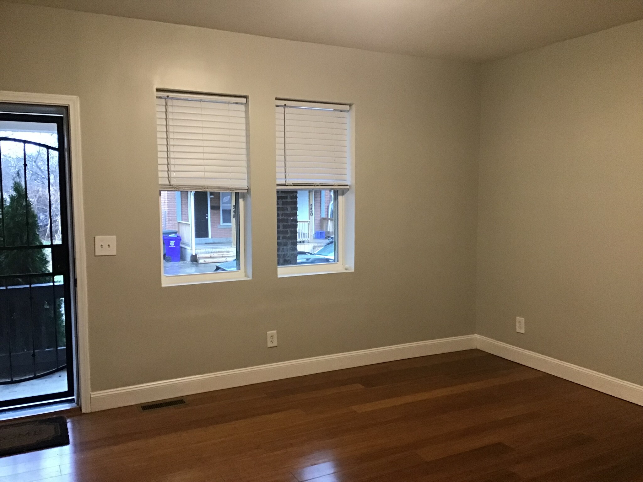 living room - 947 McAllister Ave