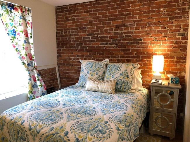 Building Photo - HOT BACK BAY LISTING!!!!