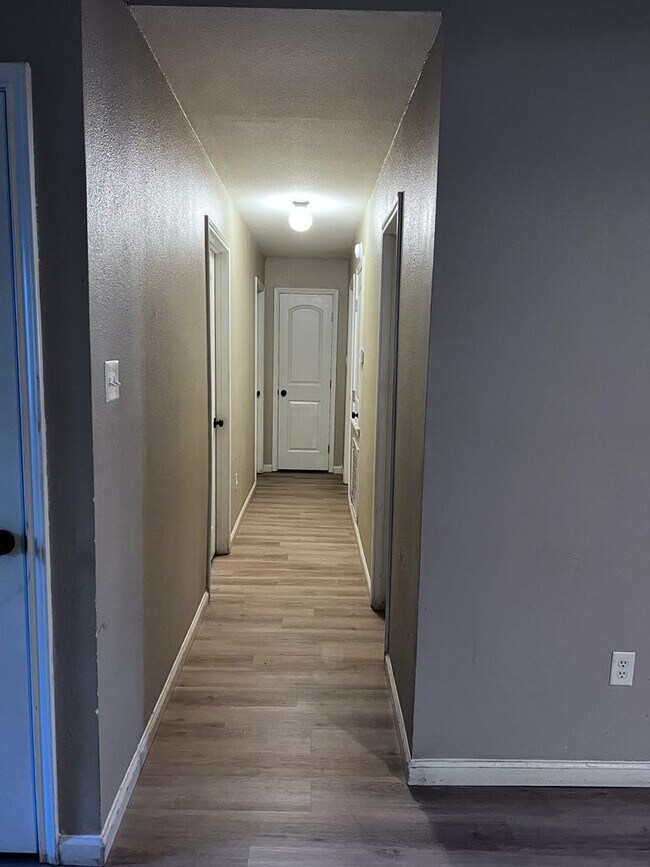 Building Photo - 205 Clover Ln