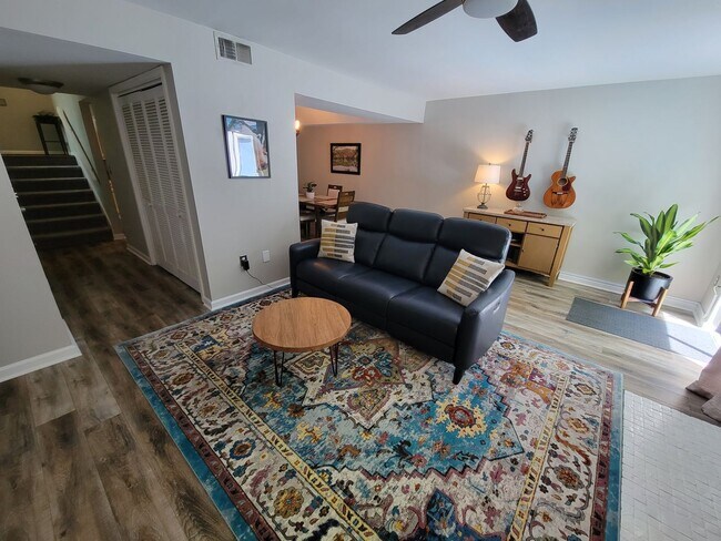 Building Photo - 2 Bed, 2.5 Bath Condo Available in Greenville
