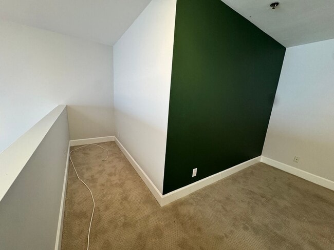 Building Photo - Recently Updated 1BD/1BATH LOFT Located By...