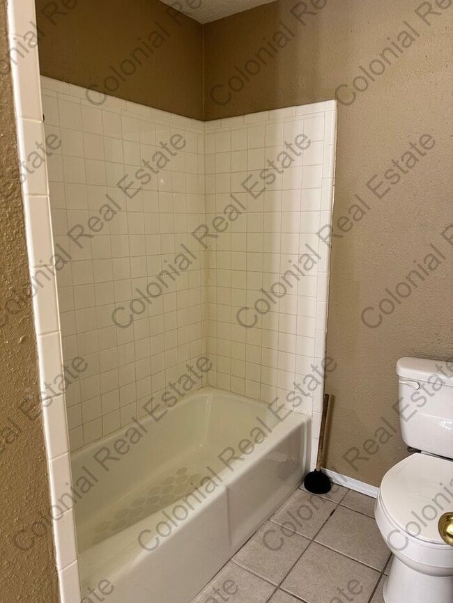 Building Photo - Spacious 2 Bed 2 Bath Duplex, washer/dryer...