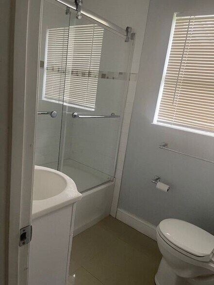 Building Photo - 543 Sandra Ave