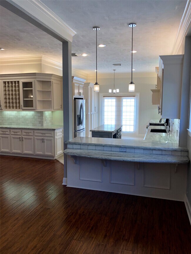 Building Photo - 10310 Chevy Chase Dr