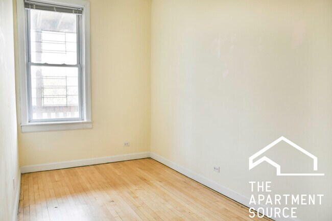 Building Photo - 2318 N Southport Ave