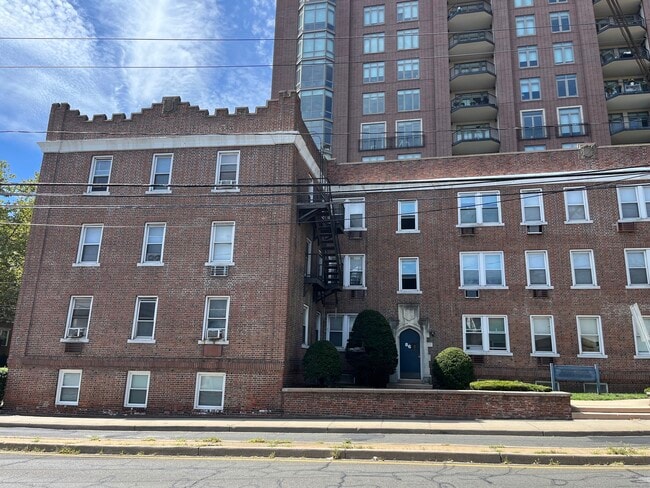 Building Photo - 82 Forest St