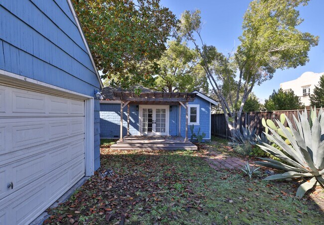 Building Photo - 520 Camino Dr