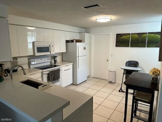 Building Photo - 2 br, 2.5 bath Townhome - 1050 Sorrento Dr...