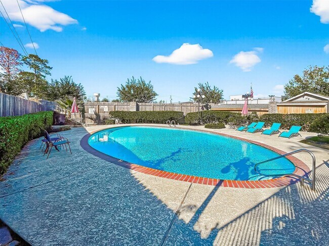 Building Photo - 17659 Red Oak Dr
