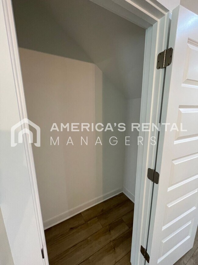 Building Photo - Home for Rent in Weaver, AL!!! Available to View Now! PRICE REDUCTION!! Sign a 13-month lease by ...