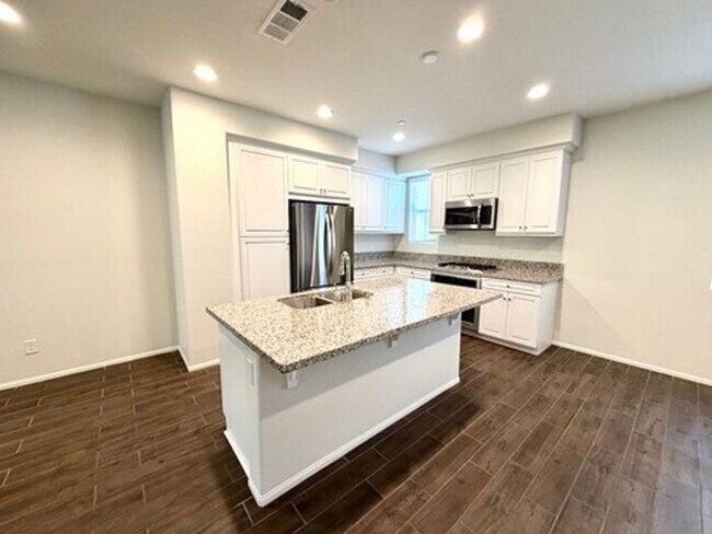 Building Photo - Luxury Townhome for Lease in Rancho Cucamonga
