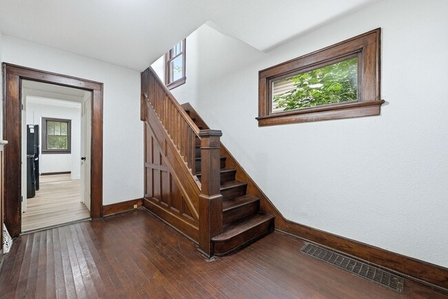 Building Photo - Freshly Updated 3BR Home