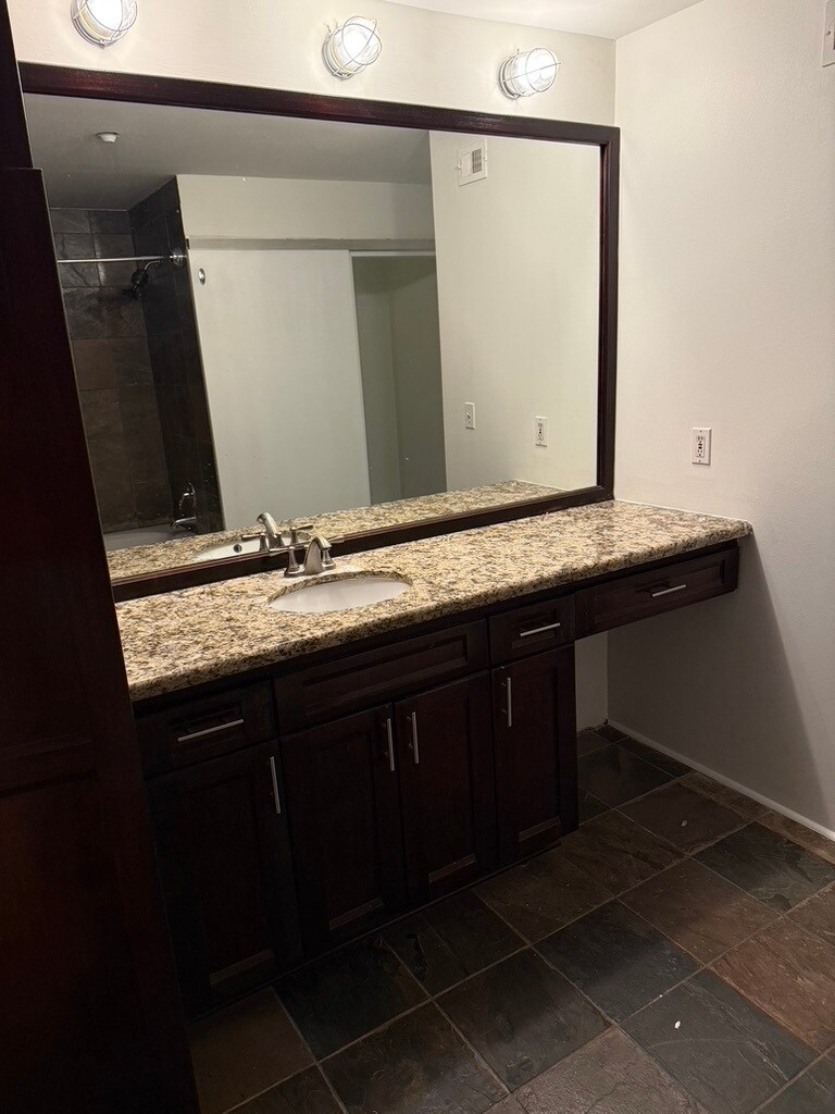 Building Photo - 705 Main St