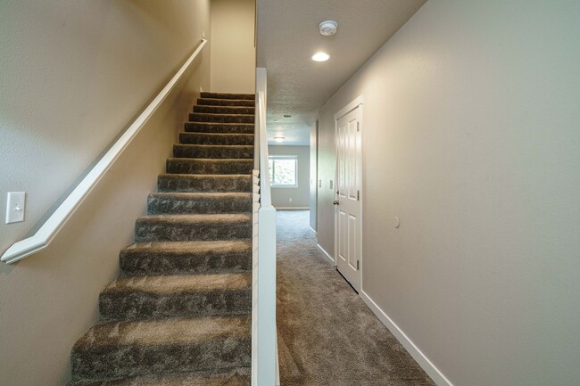 Building Photo - Easy I-205 Access - 3 Bedroom 2.5 Bath Tow...