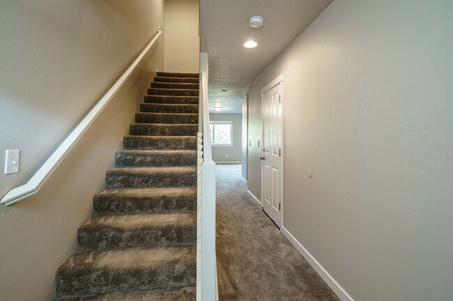 Building Photo - Easy I-205 Access - 3 Bedroom 2.5 Bath Townhouse
