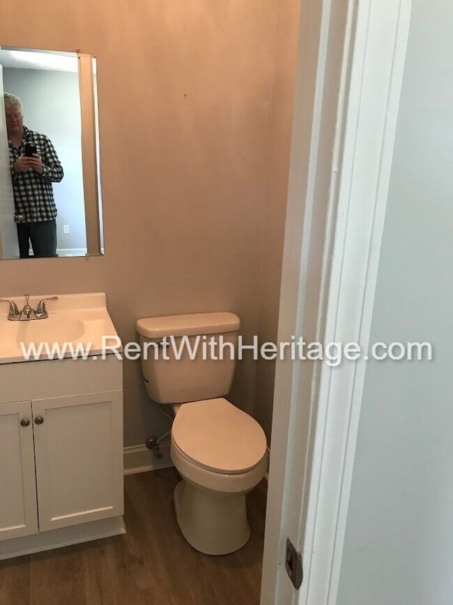 Building Photo - FANTASTIC 2 BEDROOM 1.5 BATH DUPLEX WITH ALL THE UPGRADES / GREAT LOCATION