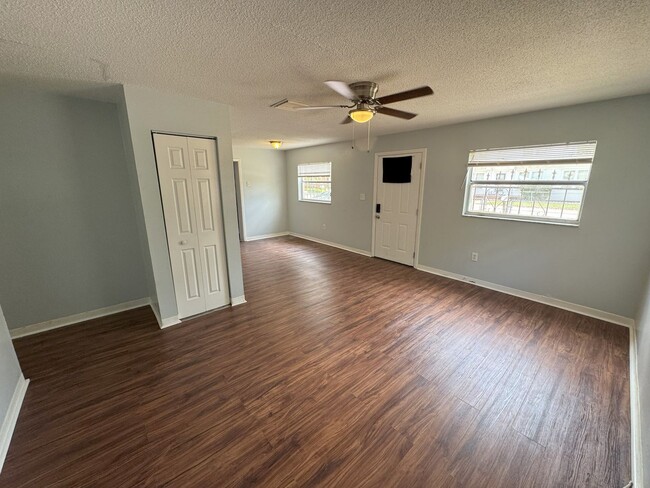 Building Photo - Charming Three Bedroom One Bathroom House ...