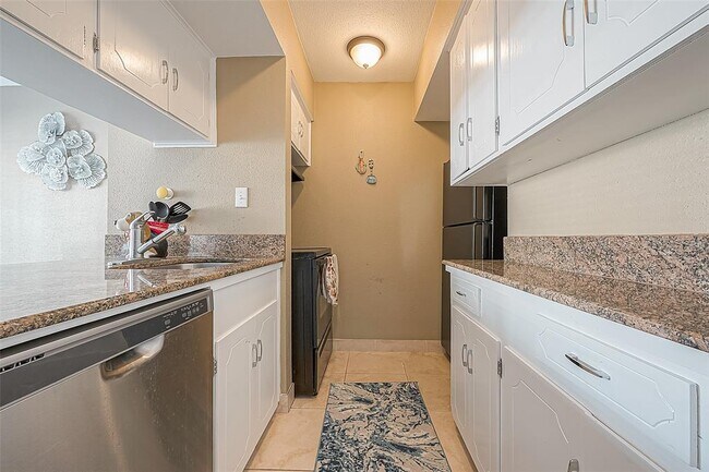 Building Photo - 2101 Fountain View Dr