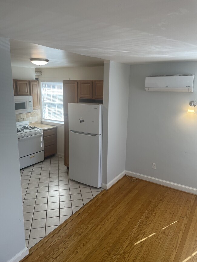 Building Photo - 633 N Nelson St