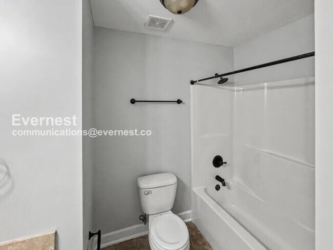 Building Photo - 3 Bed, 2 Bath Home with Fenced Yard & Garage / Pet-Friendly / Available Now!