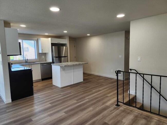 Building Photo - Lovely 2 bedroom 1.75 bath in gated commun...