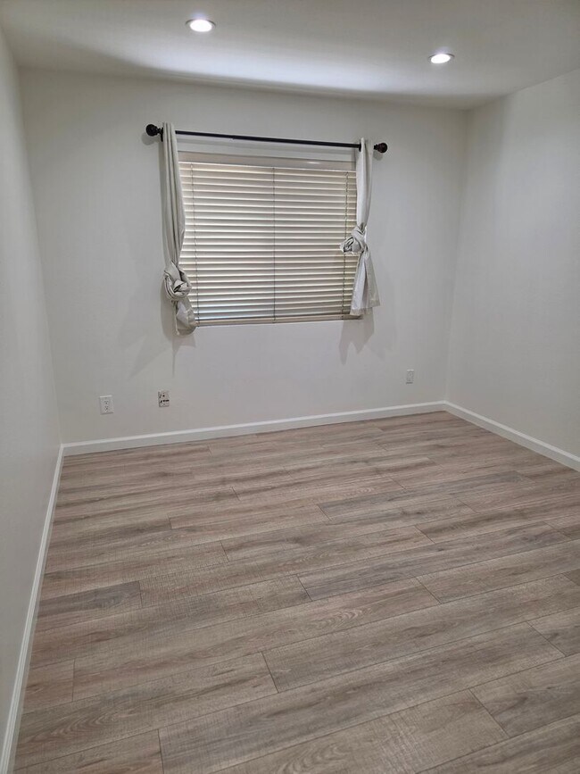 Building Photo - TOWNHOUSE-STYLE 3 BR + 2 1/2 BA UNIT IN CANYON COUNTRY AVAILABLE NOW