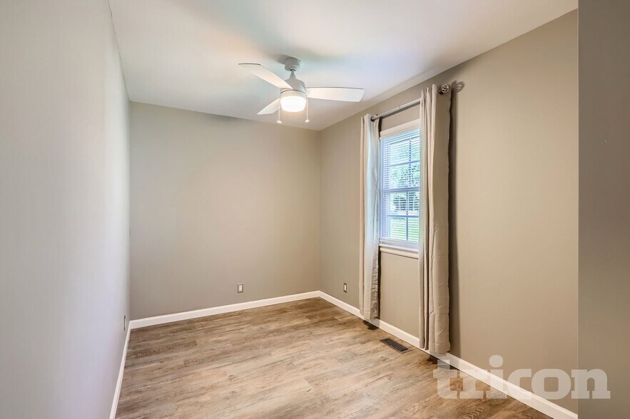 Building Photo - 2210 Weddington Rd