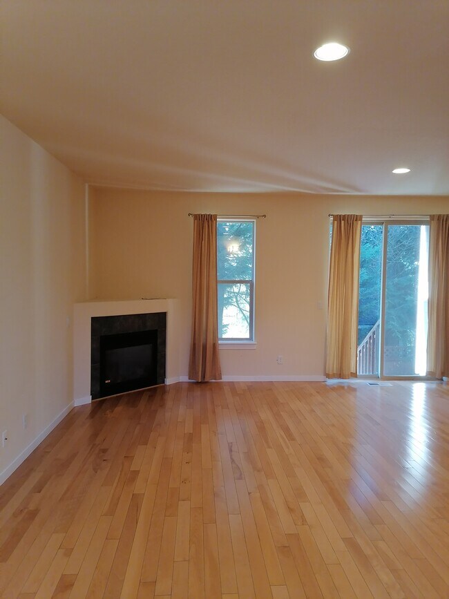 Building Photo - 2551 NW Byrne Terrace