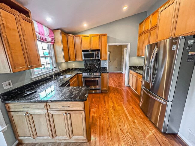 Building Photo - Magnificent 5 Bed 3 Bath Colonial Home Sit...