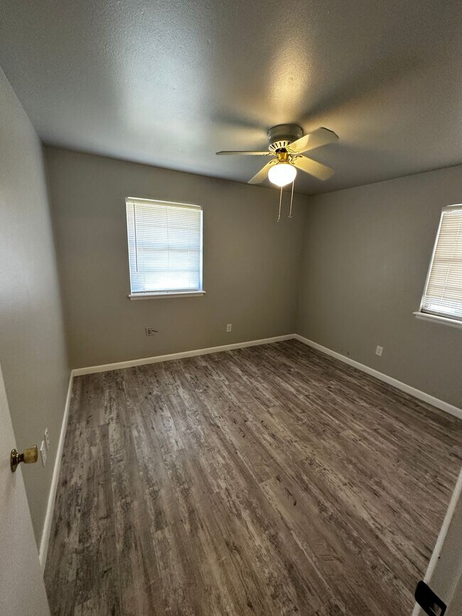Building Photo - Great 3 bd/1.5 ba Home - Lots of Built-in Storage