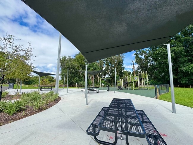 Building Photo - Winter Ridge - End Unit & Canal Front