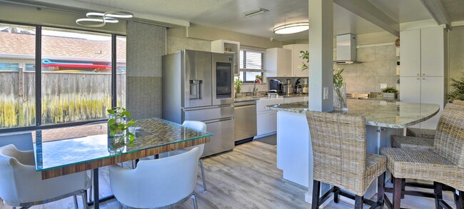 Building Photo - WALK TO THE BEACH! 4 bed, 2 bath, 2 car ga...