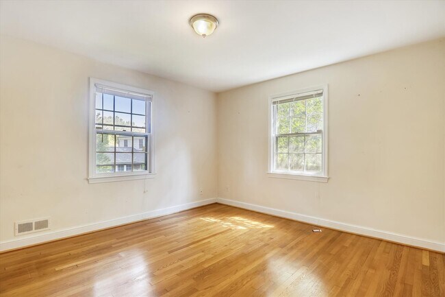 Building Photo - One Level Living -- 5bed / 3bath - Chevy Chase