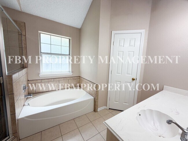 Building Photo - 1000 Short Line Blvd