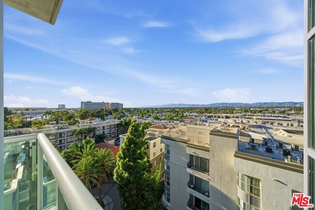 Building Photo - 13700 Marina Pointe Dr