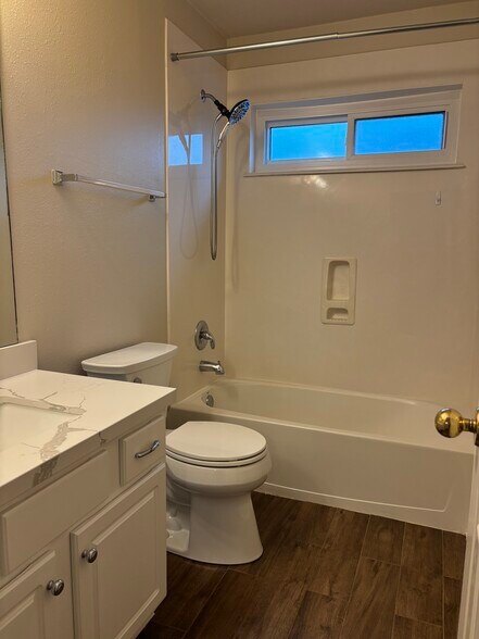 Full bathroom - 3505 Cedar Prairie Dr