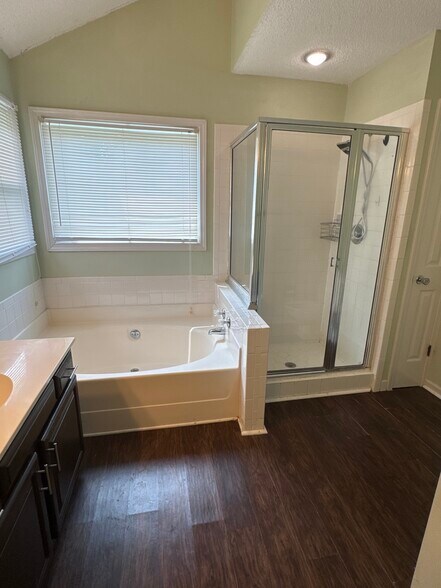 Master bathroom - 160 Wainwright Mnr