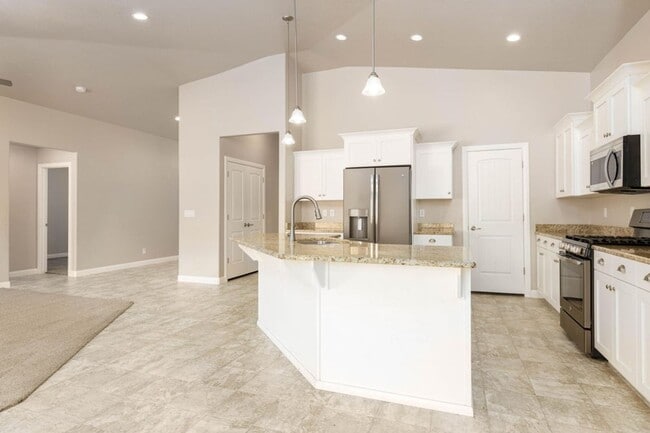 Building Photo - Beautiful 4 Bedroom Home!