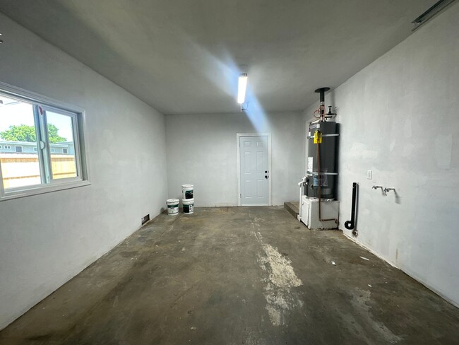 Building Photo - 1404 Grape Ave