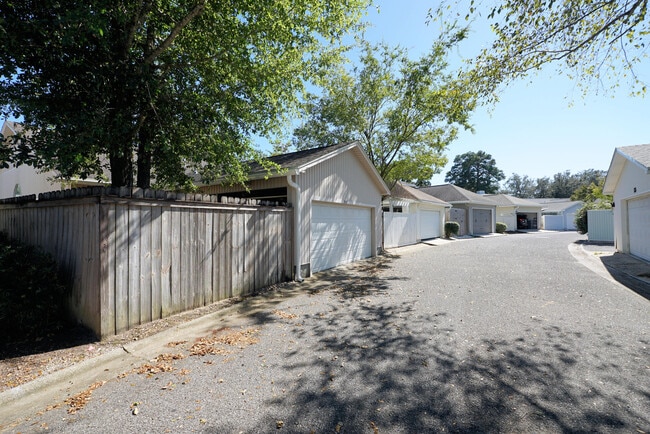 Building Photo - 243 Parkwood Cir