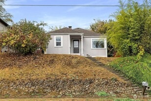 Building Photo - 916 Hull Ave