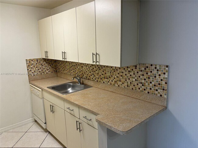 Building Photo - 10748 N Kendall Dr