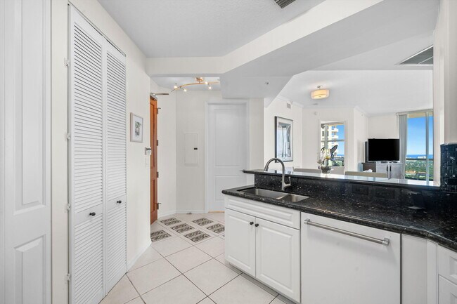 Building Photo - 347 N New River Dr E