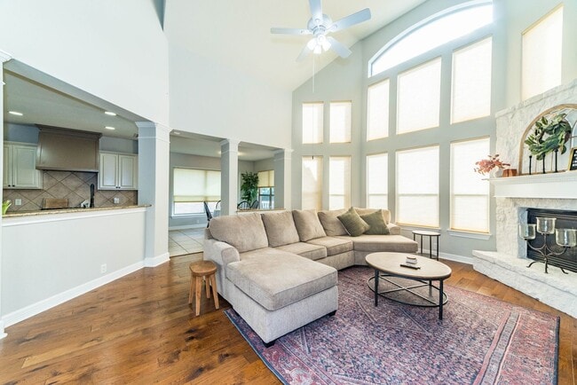 Building Photo - 5-BEDROOM HOME IN OVERLOOK AT GRANDVIEW