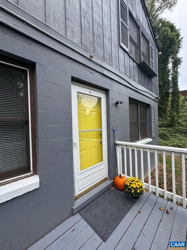 Building Photo - 301 Paton St