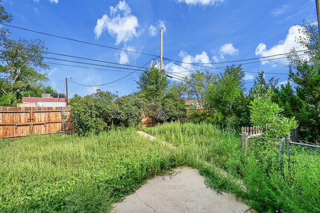 Building Photo - 708 S Roosevelt Ave