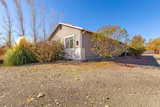 Building Photo - Country living at its finest!
