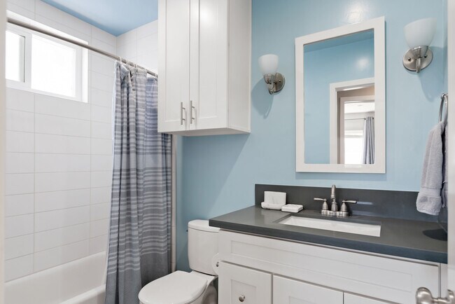 Building Photo - 617 Loma Dr