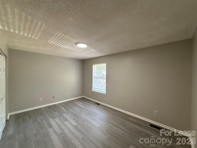 Building Photo - 4042 Briarhill Dr