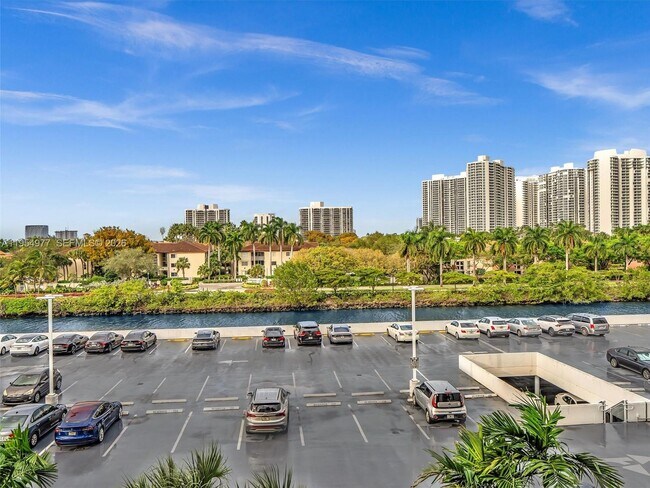 Building Photo - 3675 N Country Club Dr